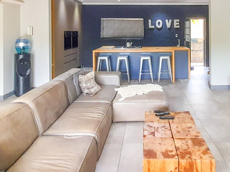 Luxurious Executive Residence Where Sunsets, Feature Walls, Special Lighting and Entertainment Spaces Steal the Spotlight in Gonubie. - Photo 8