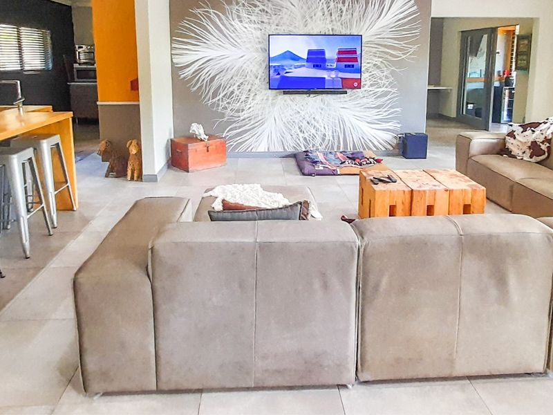 Luxurious Executive Residence Where Sunsets, Feature Walls, Special Lighting and Entertainment Spaces Steal the Spotlight in Gonubie. - Photo 7