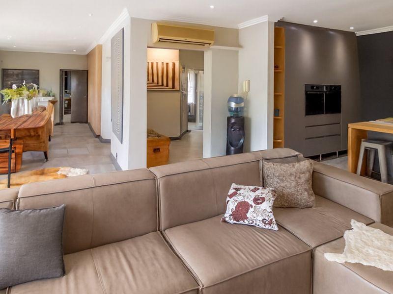 Luxurious Executive Residence Where Sunsets, Feature Walls, Special Lighting and Entertainment Spaces Steal the Spotlight in Gonubie. - Photo 6