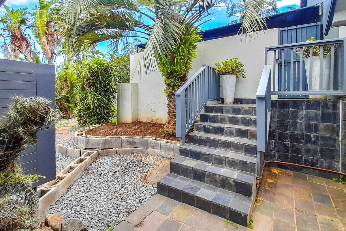 Luxurious Executive Residence Where Sunsets, Feature Walls, Special Lighting and Entertainment Spaces Steal the Spotlight in Gonubie. - Photo 3