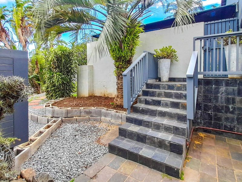 Luxurious Executive Residence Where Sunsets, Feature Walls, Special Lighting and Entertainment Spaces Steal the Spotlight in Gonubie. - Photo 3