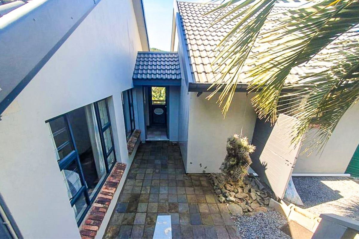 Luxurious Executive Residence Where Sunsets, Feature Walls, Special Lighting and Entertainment Spaces Steal the Spotlight in Gonubie. - Photo 4