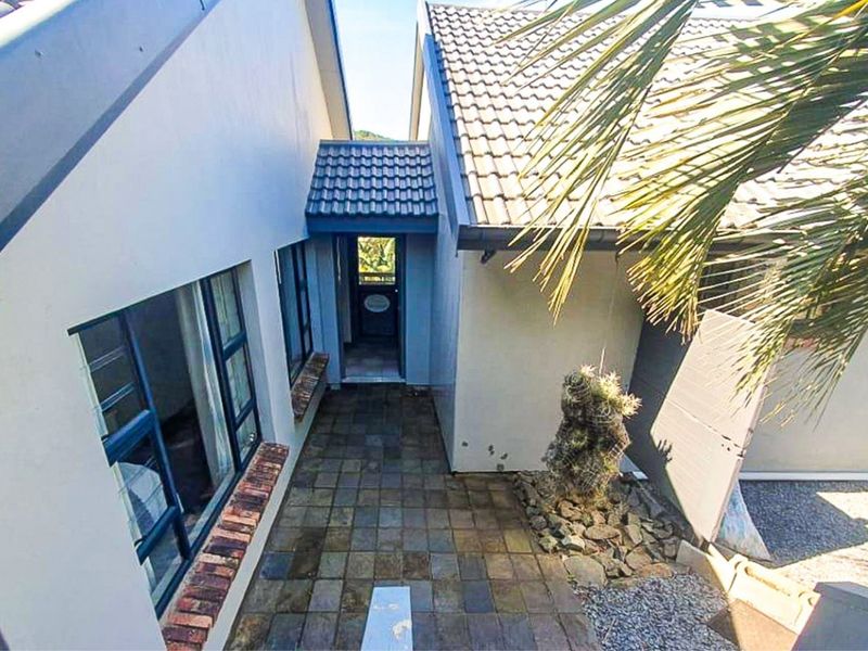 Luxurious Executive Residence Where Sunsets, Feature Walls, Special Lighting and Entertainment Spaces Steal the Spotlight in Gonubie. - Photo 4