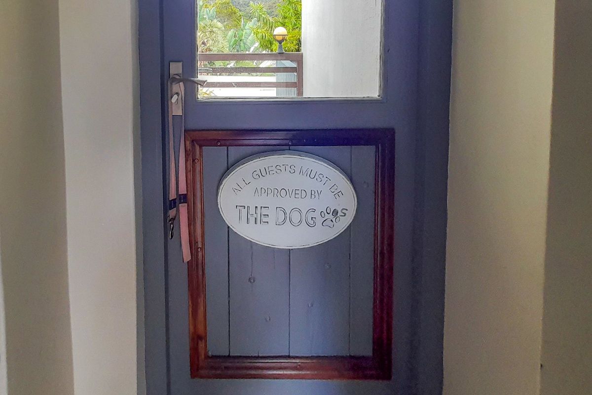 Luxurious Executive Residence Where Sunsets, Feature Walls, Special Lighting and Entertainment Spaces Steal the Spotlight in Gonubie. - Photo 5