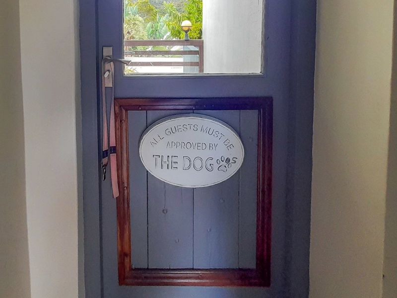 Luxurious Executive Residence Where Sunsets, Feature Walls, Special Lighting and Entertainment Spaces Steal the Spotlight in Gonubie. - Photo 5