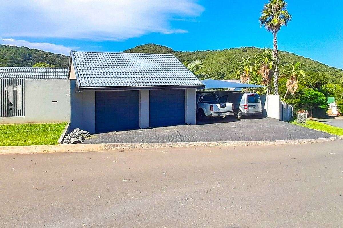 Luxurious Executive Residence Where Sunsets, Feature Walls, Special Lighting and Entertainment Spaces Steal the Spotlight in Gonubie. - Photo 2