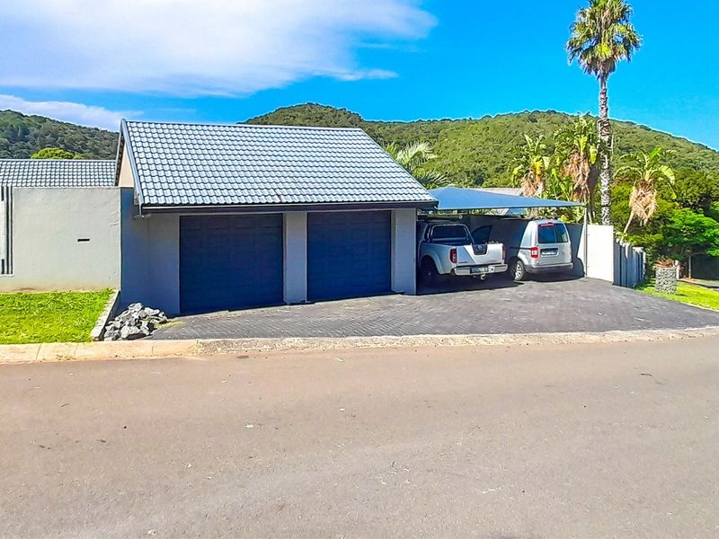 Luxurious Executive Residence Where Sunsets, Feature Walls, Special Lighting and Entertainment Spaces Steal the Spotlight in Gonubie. - Photo 2