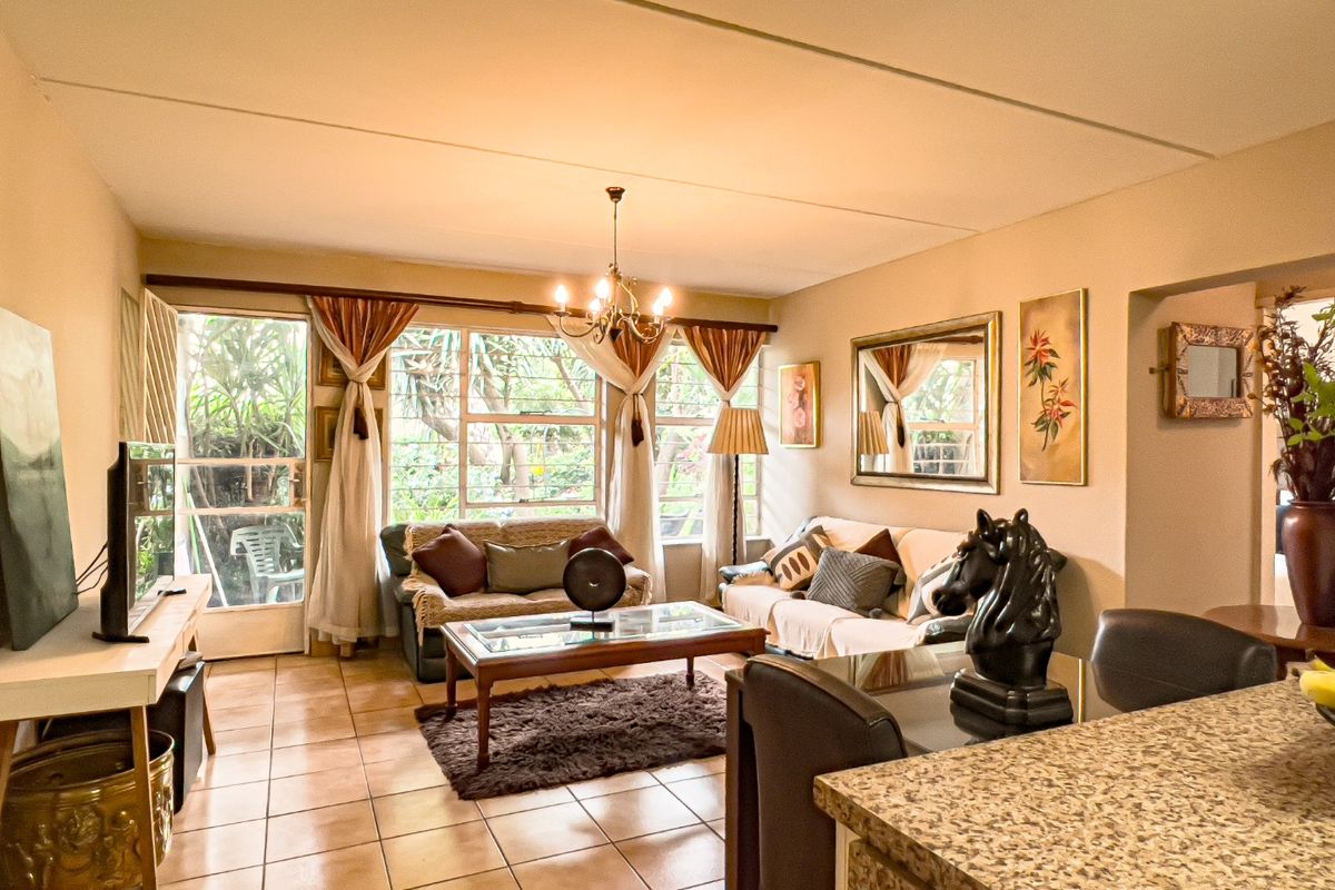 2 Bedroom Garden Unit For Sale in Bedford Gardens  - Photo 2