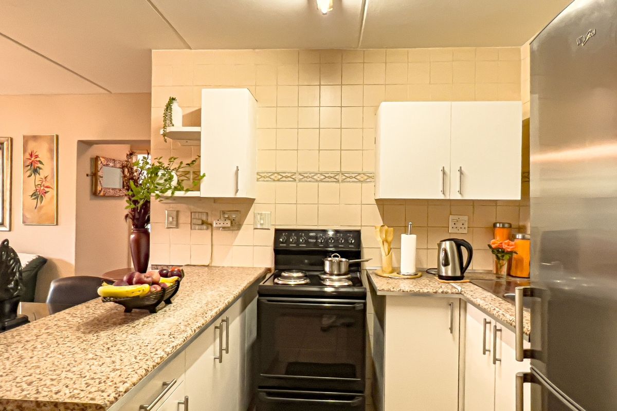 2 Bedroom Garden Unit For Sale in Bedford Gardens  - Photo 3