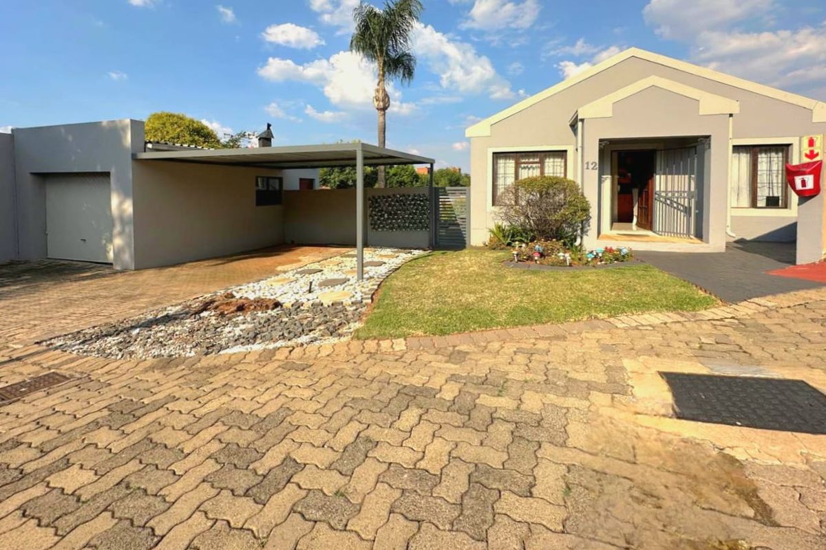 MOVE IN READY – Full Title Gem in a Secure Complex !! - Photo 2