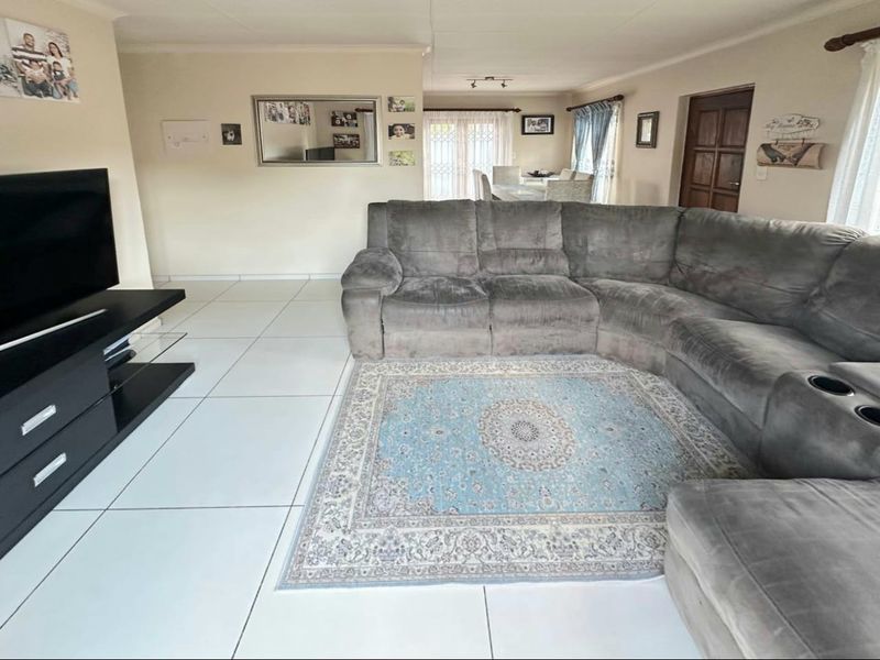 MOVE IN READY – Full Title Gem in a Secure Complex !! - Photo 9