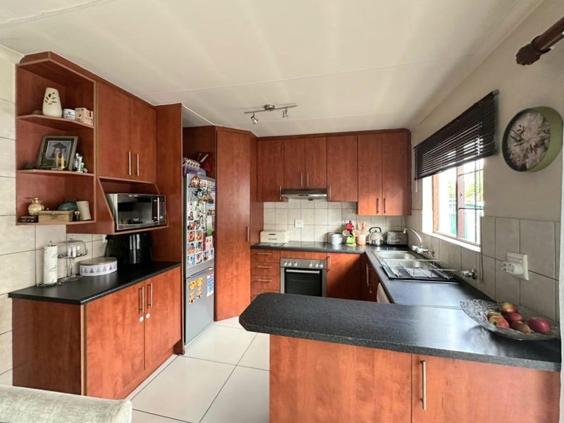 MOVE IN READY – Full Title Gem in a Secure Complex !! - Photo 7