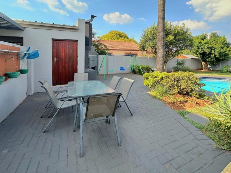 MOVE IN READY – Full Title Gem in a Secure Complex !! - Photo 6