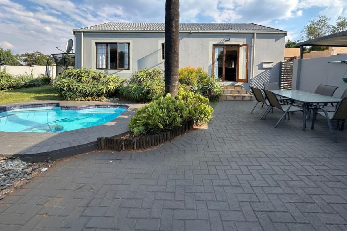 MOVE IN READY – Full Title Gem in a Secure Complex !! - Photo 4