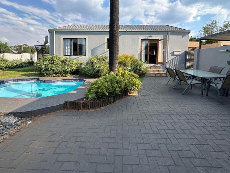 MOVE IN READY – Full Title Gem in a Secure Complex !! - Photo 4