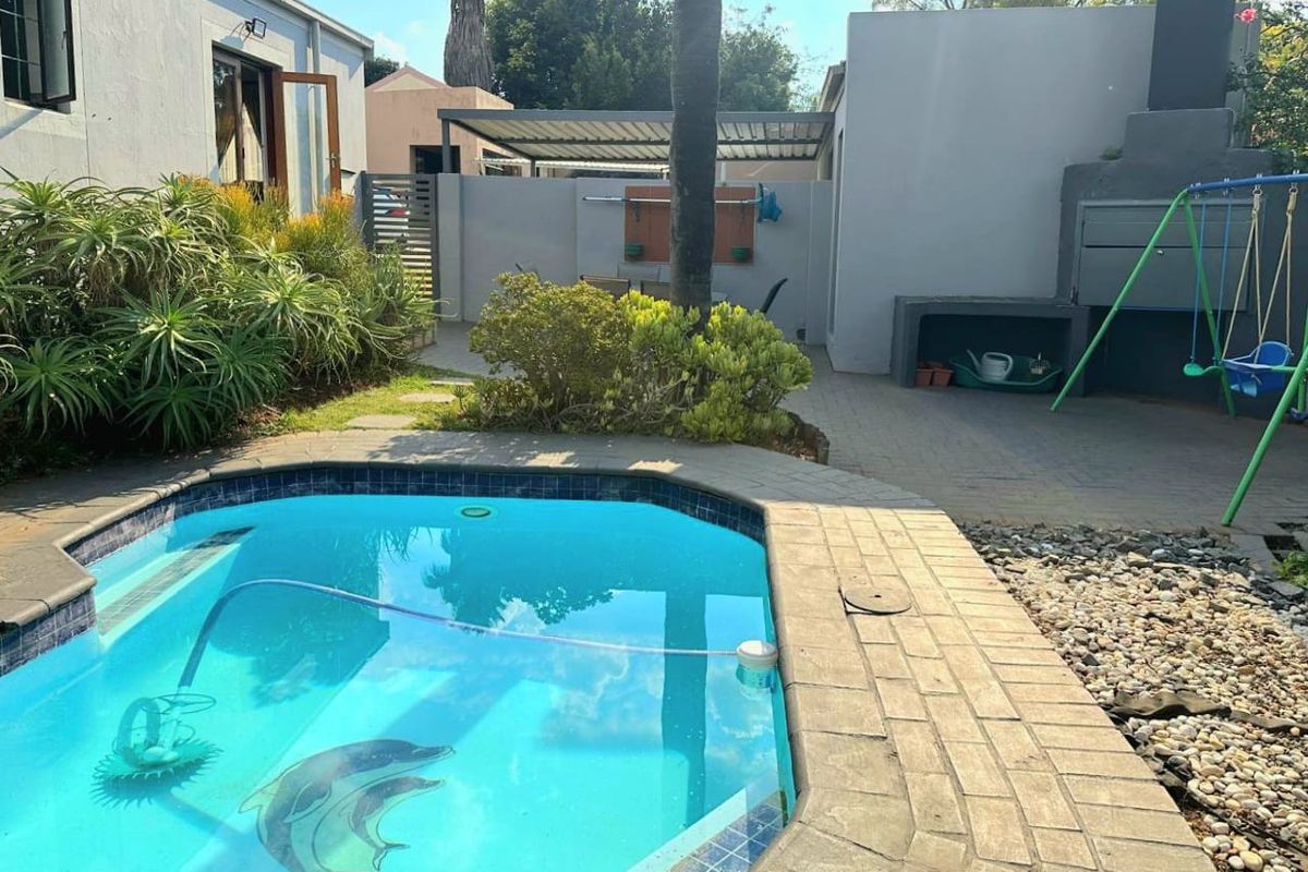 MOVE IN READY – Full Title Gem in a Secure Complex !! - Photo 3