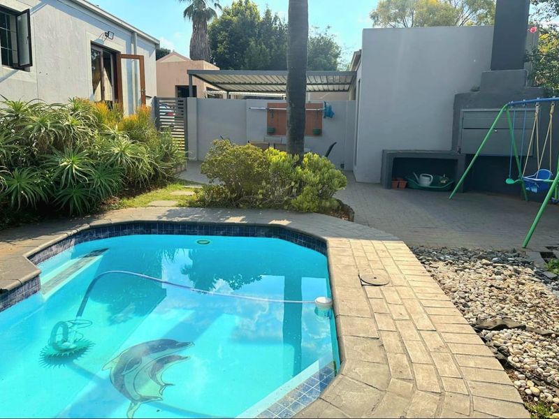 MOVE IN READY – Full Title Gem in a Secure Complex !! - Photo 3