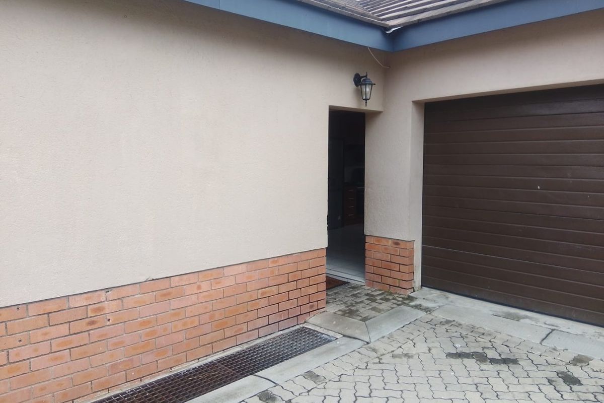 Modern 3-Bedroom Home with Double Garage in ELawini Life Estate - Photo 4