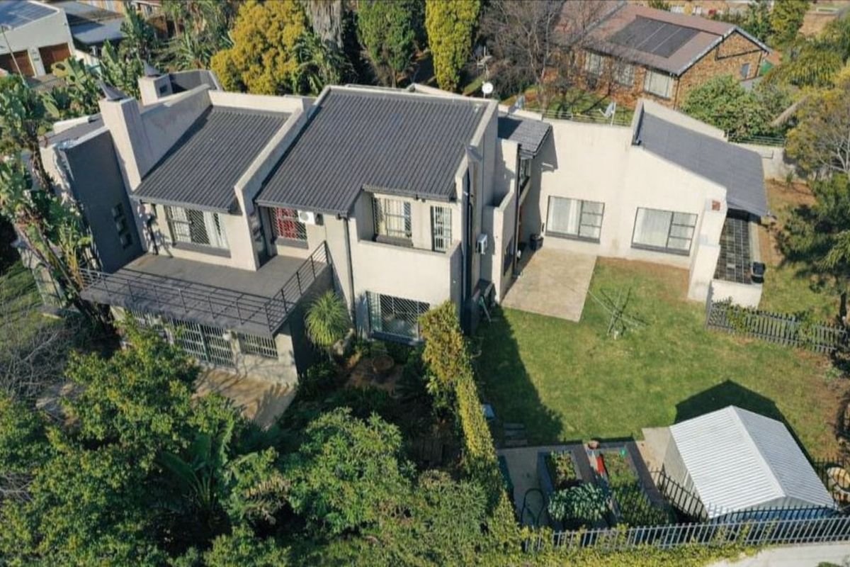 Elegant 500m2 Executive Residence with Private 1-Bedroom Income-Generating Flatlet – Rooihuiskraal, Centurion. - Photo 3