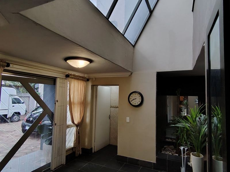 Elegant 500m2 Executive Residence with Private 1-Bedroom Income-Generating Flatlet – Rooihuiskraal, Centurion. - Photo 8