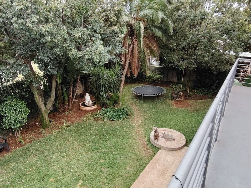 Elegant 500m2 Executive Residence with Private 1-Bedroom Income-Generating Flatlet – Rooihuiskraal, Centurion. - Photo 6