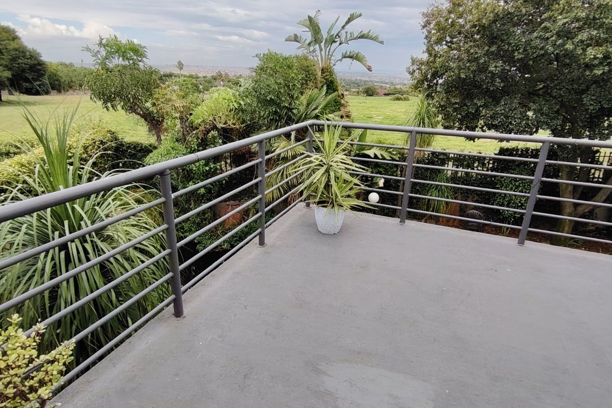 Elegant 500m2 Executive Residence with Private 1-Bedroom Income-Generating Flatlet – Rooihuiskraal, Centurion. - Photo 4