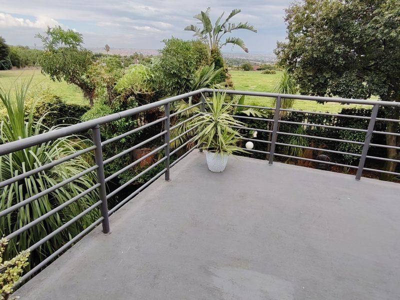 Elegant 500m2 Executive Residence with Private 1-Bedroom Income-Generating Flatlet – Rooihuiskraal, Centurion. - Photo 4