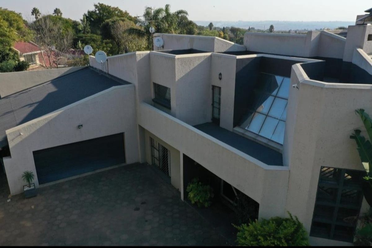 Elegant 500m2 Executive Residence with Private 1-Bedroom Income-Generating Flatlet – Rooihuiskraal, Centurion. - Photo 2