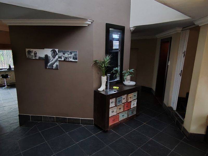 Elegant 500m2 Executive Residence with Private 1-Bedroom Income-Generating Flatlet – Rooihuiskraal, Centurion. - Photo 10