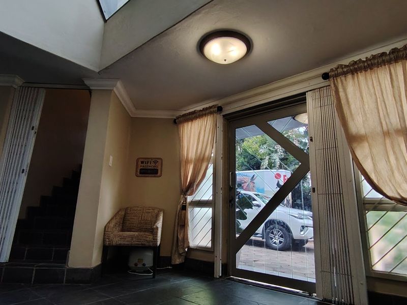 Elegant 500m2 Executive Residence with Private 1-Bedroom Income-Generating Flatlet – Rooihuiskraal, Centurion. - Photo 9