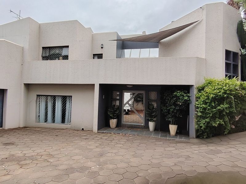 Elegant 500m2 Executive Residence with Private 1-Bedroom Income-Generating Flatlet – Rooihuiskraal, Centurion. - Photo 2
