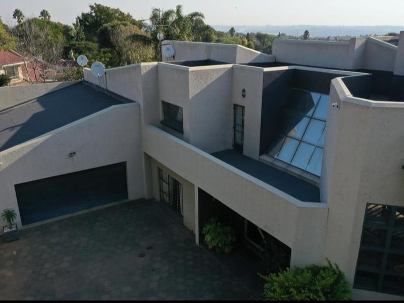 Elegant 500m2 Executive Residence with Private 1-Bedroom Income-Generating Flatlet – Rooihuiskraal, Centurion. - Photo 1
