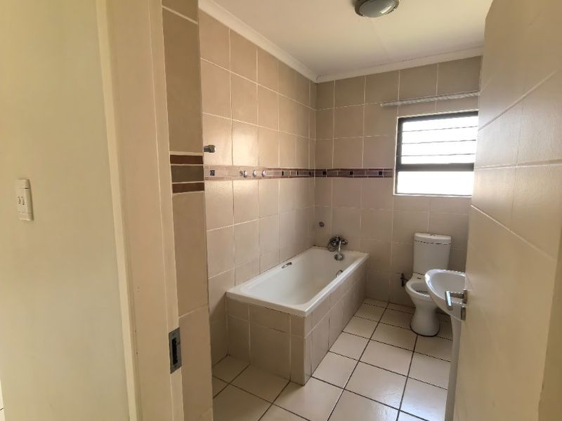 House to rent in a 24 hours security estate - Photo 10