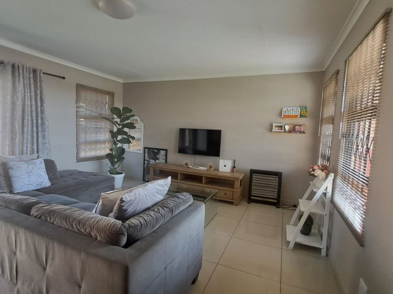 House to rent in a 24 hours security estate - Photo 5