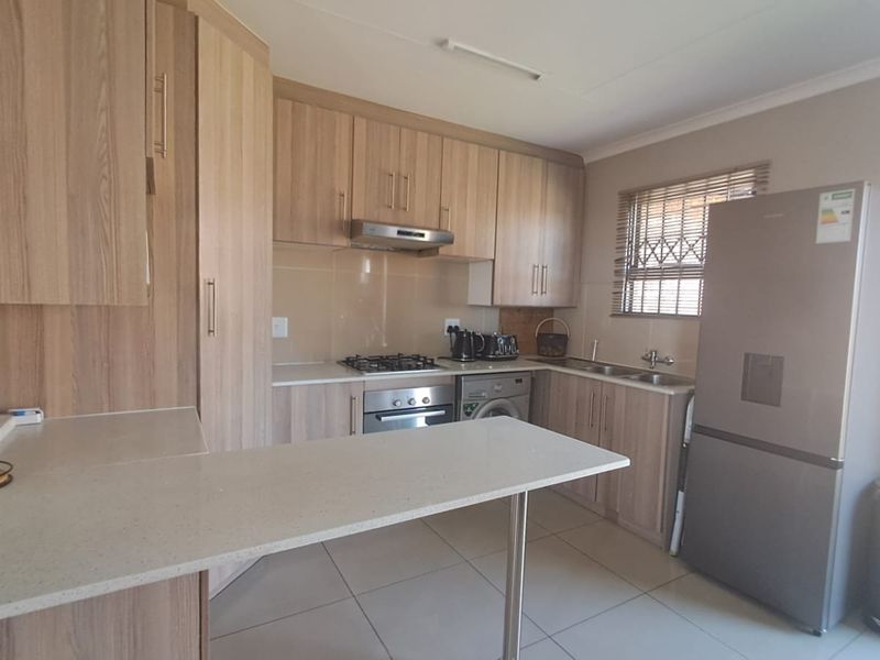 House to rent in a 24 hours security estate - Photo 4