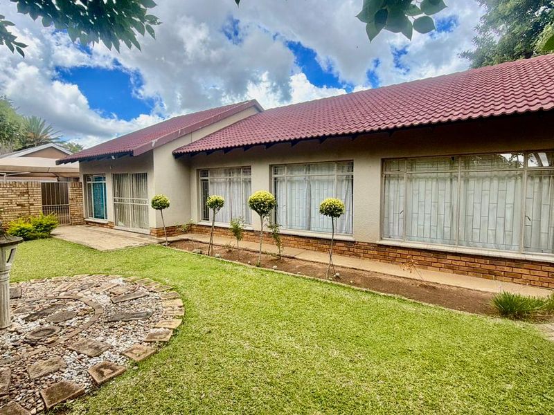 Beautiful 3-Bedroom Family Home - Photo 1