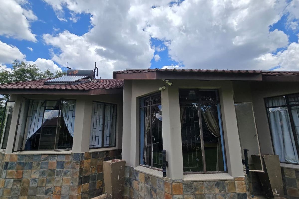 Spacious family home in a prime location in Wilkoppies. - Photo 3