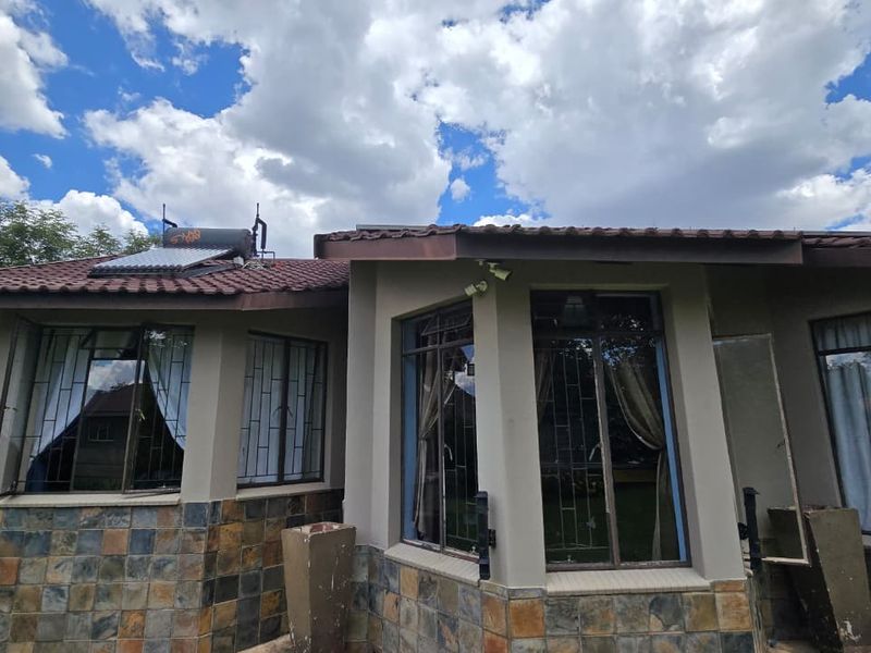 Spacious family home in a prime location in Wilkoppies. - Photo 3