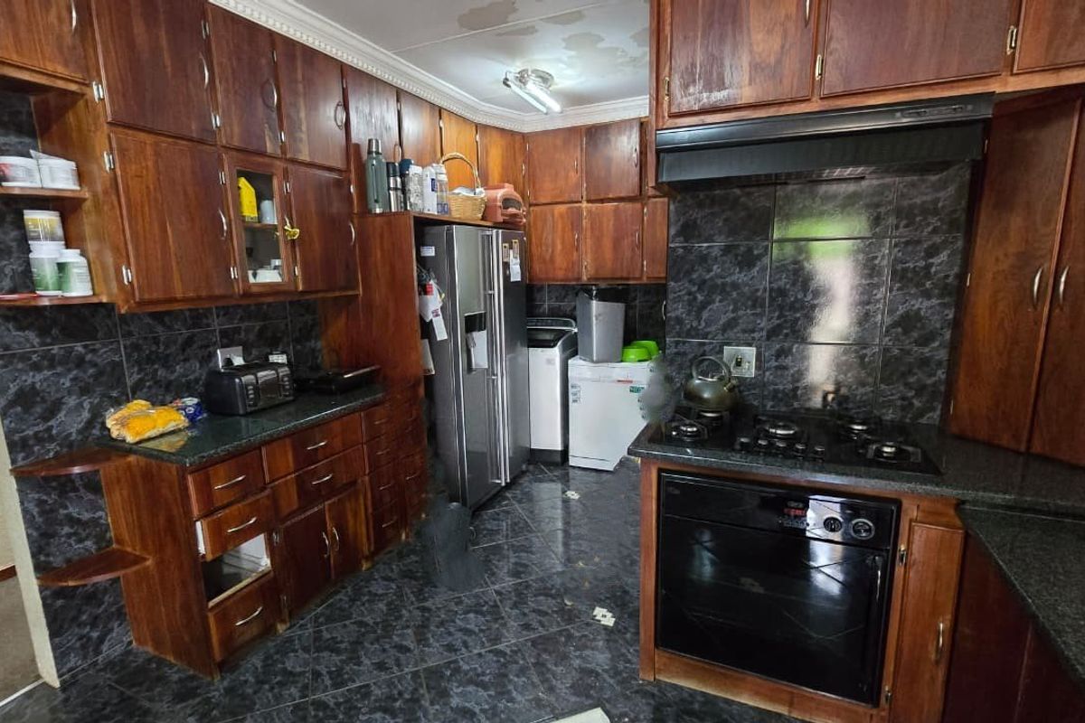 Spacious family home in a prime location in Wilkoppies. - Photo 5