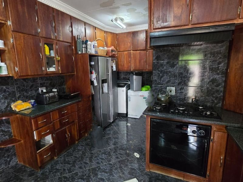 Spacious family home in a prime location in Wilkoppies. - Photo 5