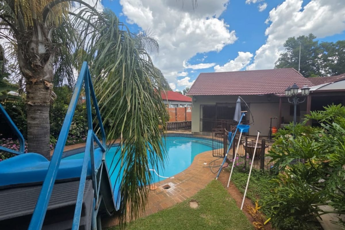 Spacious family home in a prime location in Wilkoppies. - Photo 2