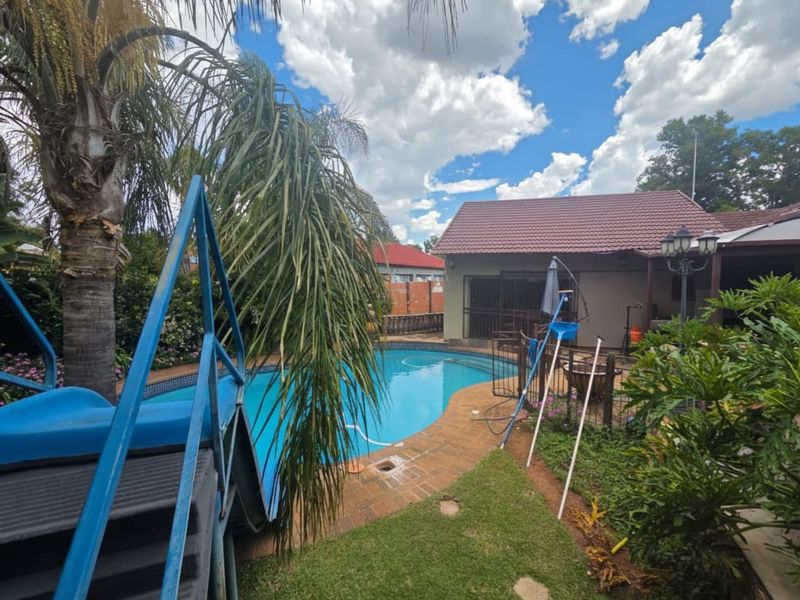 Spacious family home in a prime location in Wilkoppies. - Photo 2