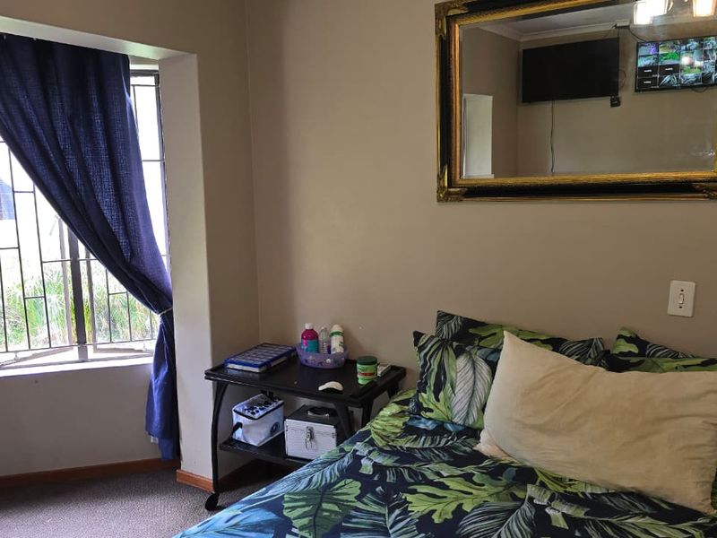 Spacious family home in a prime location in Wilkoppies. - Photo 9