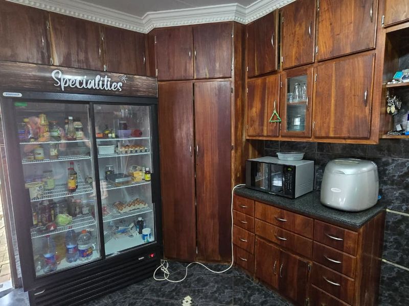 Spacious family home in a prime location in Wilkoppies. - Photo 6