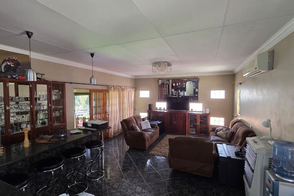 Spacious family home in a prime location in Wilkoppies. - Photo 4