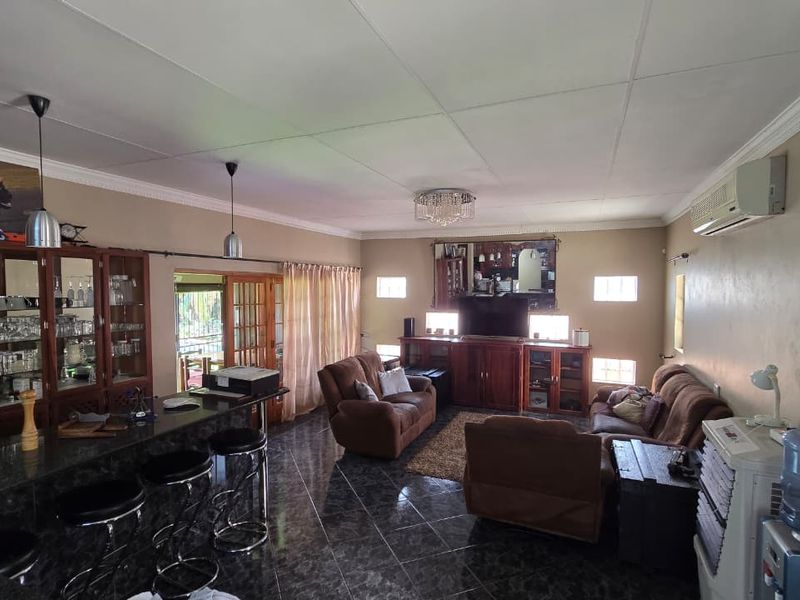 Spacious family home in a prime location in Wilkoppies. - Photo 4
