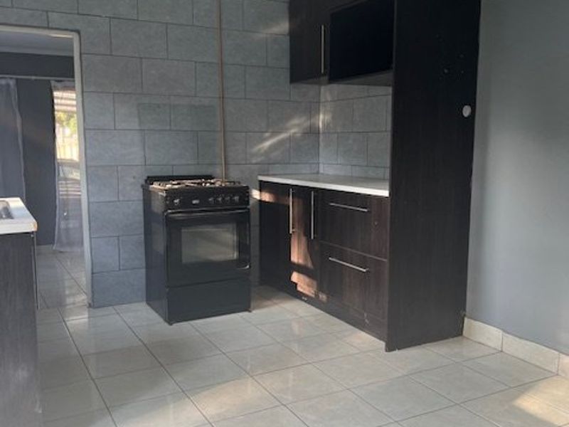 1 Bedroom Unit in Rhodesfield to rent - Photo 2