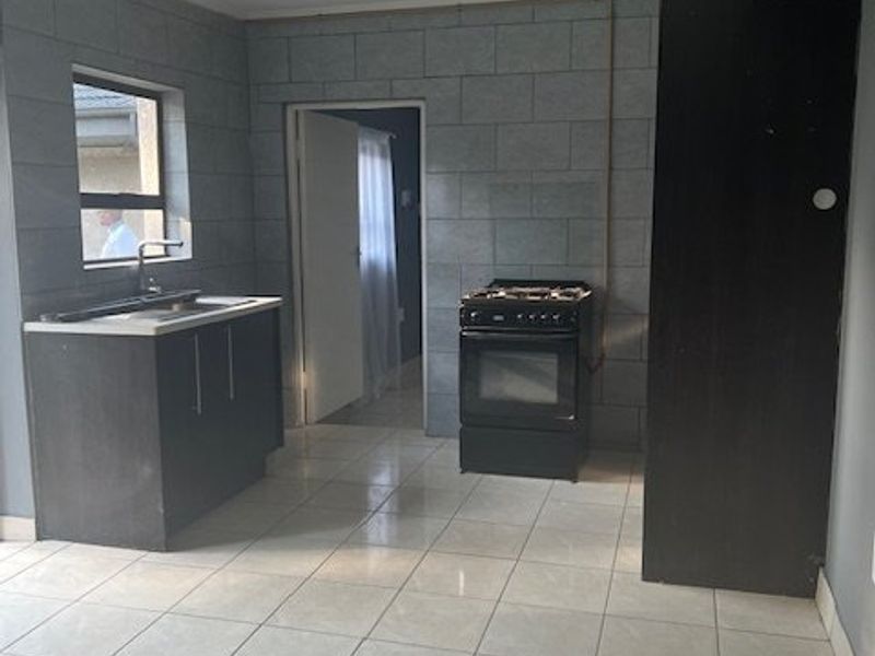 1 Bedroom Unit in Rhodesfield to rent - Photo 3