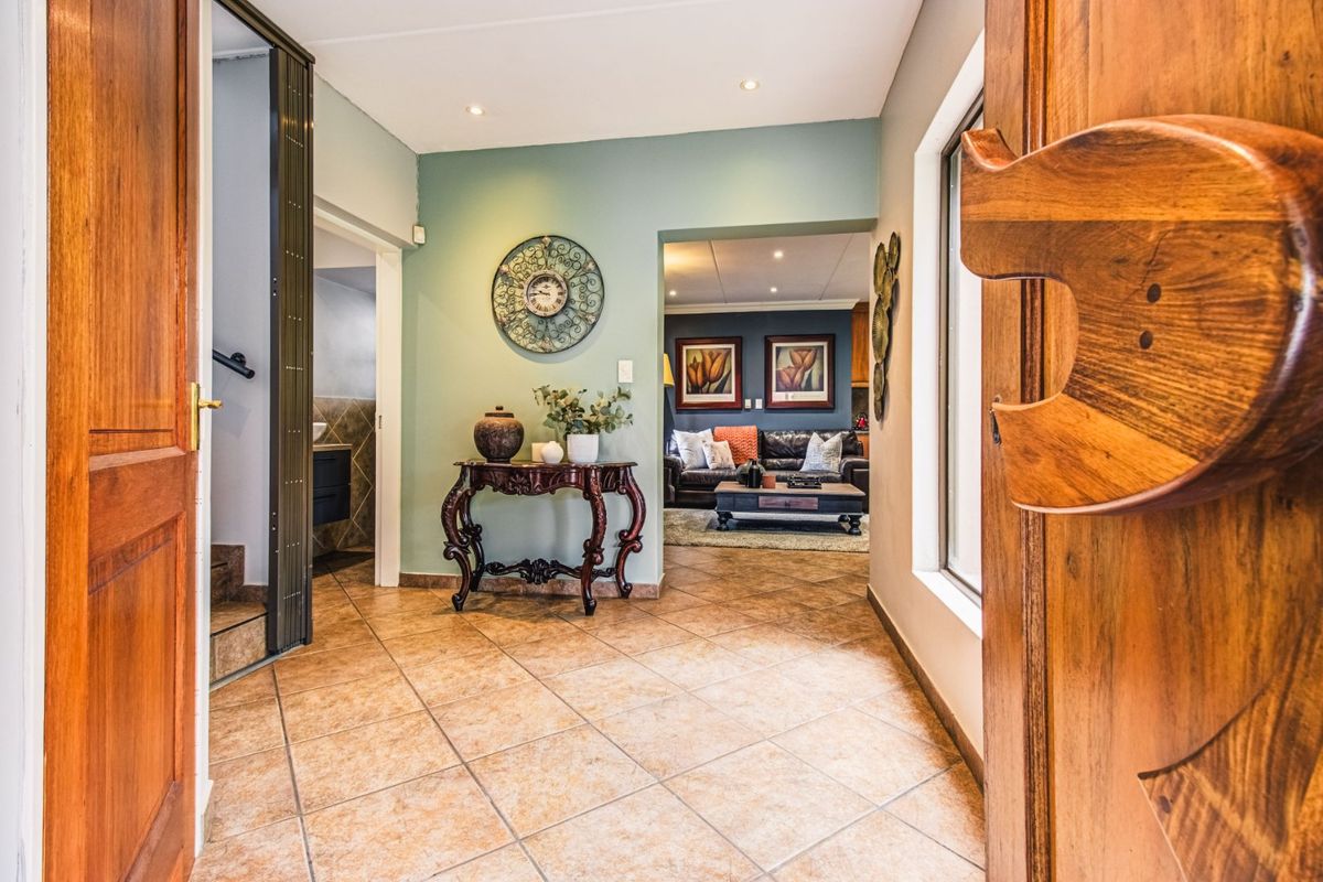 Elite Family Living Awaits   - Photo 5