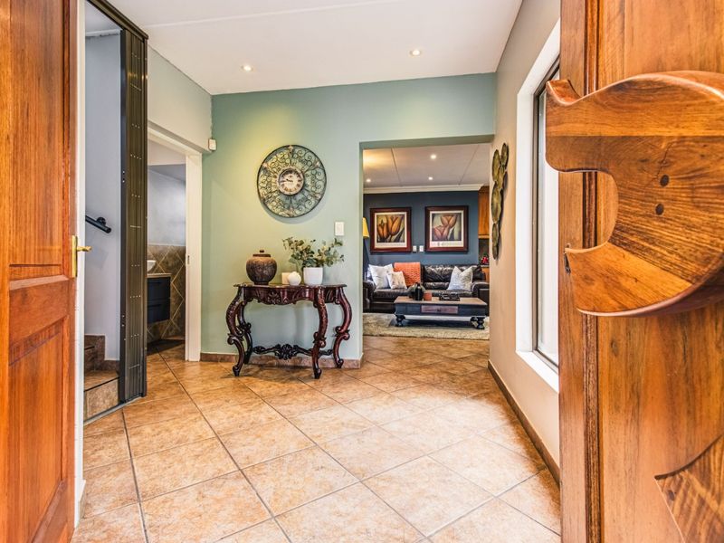 Elite Family Living Awaits   - Photo 5